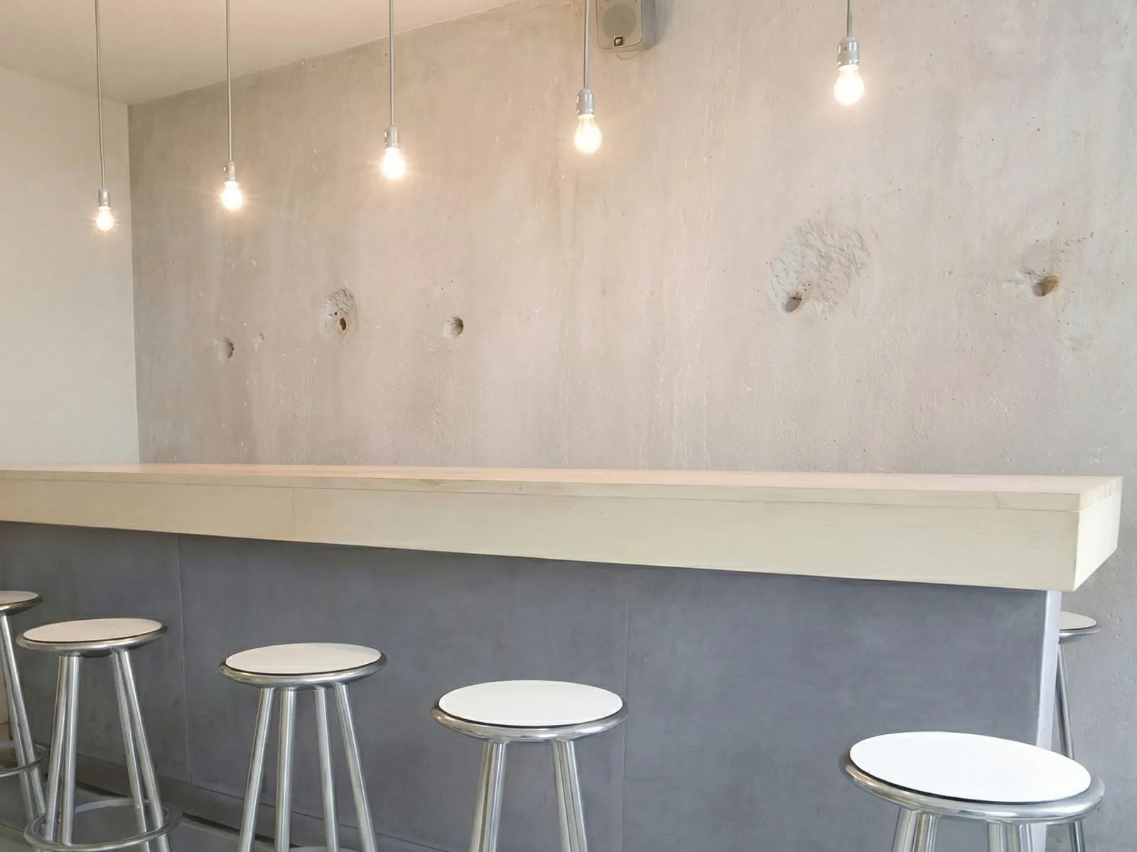 Stehtresen und Interieur-Design für ein Café in Berlin-Mitte.