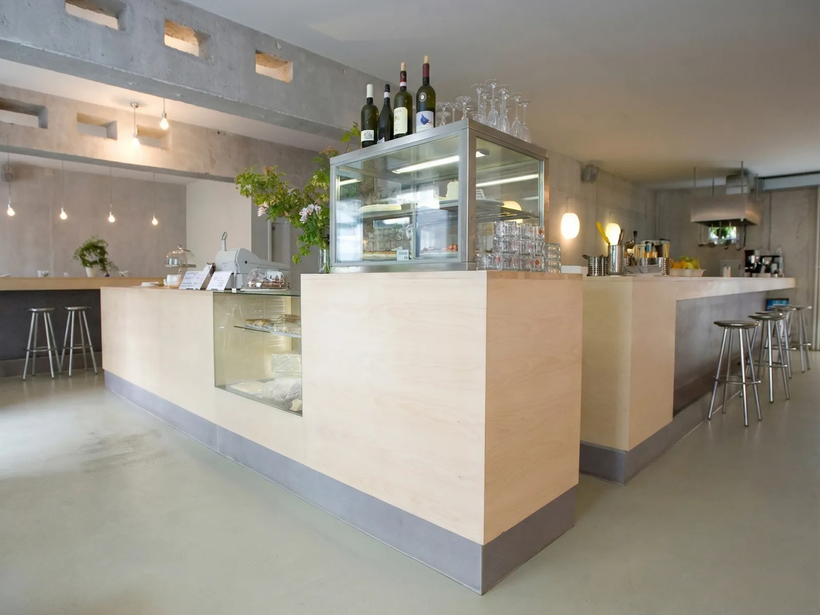 Maßgefertigter Tresen und Display für ein Café in Berlin-Mitte vom Schreiner.
