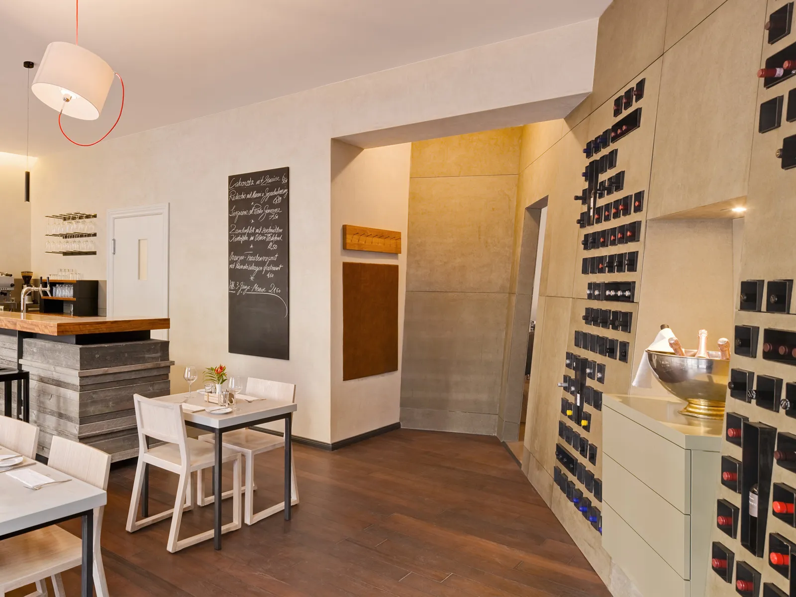 Gastraum des Restaurants La Grana mit maßgefertigtem Weinregal und Holzeinrichtung.