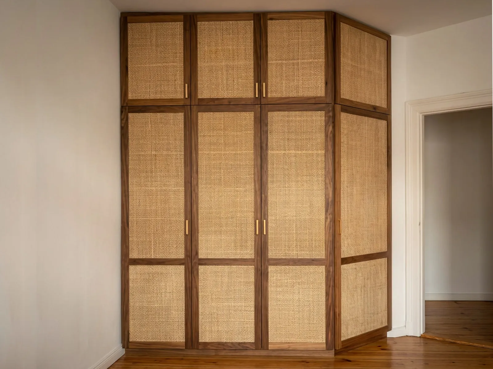Einbauschrank aus Eiche mit Rattan-Füllungen in einer Altbauwohnung in Berlin-Kreuzberg.