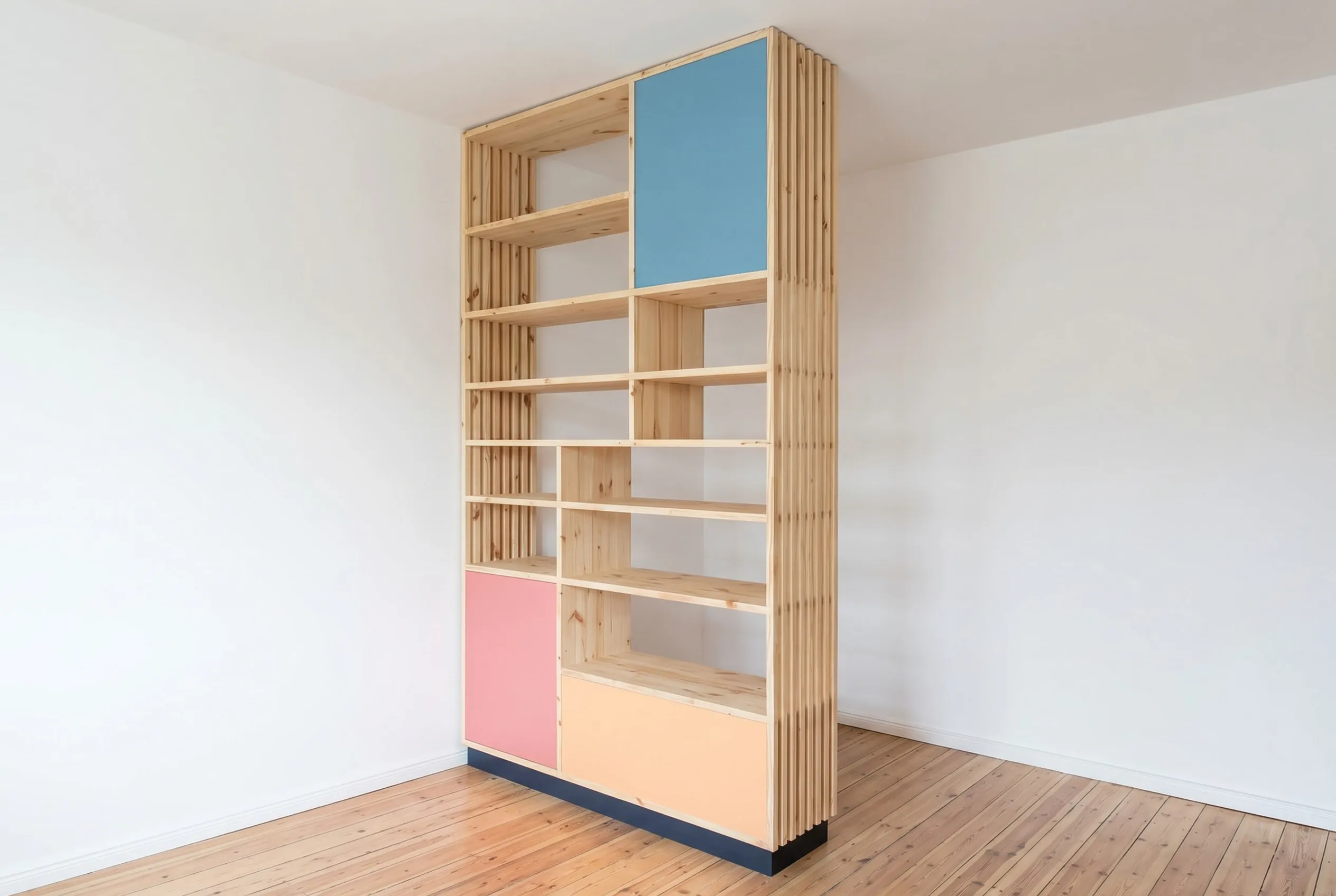 Filigranes offenes Regal als Raumteiler aus Holz in einer Berliner Wohnung.