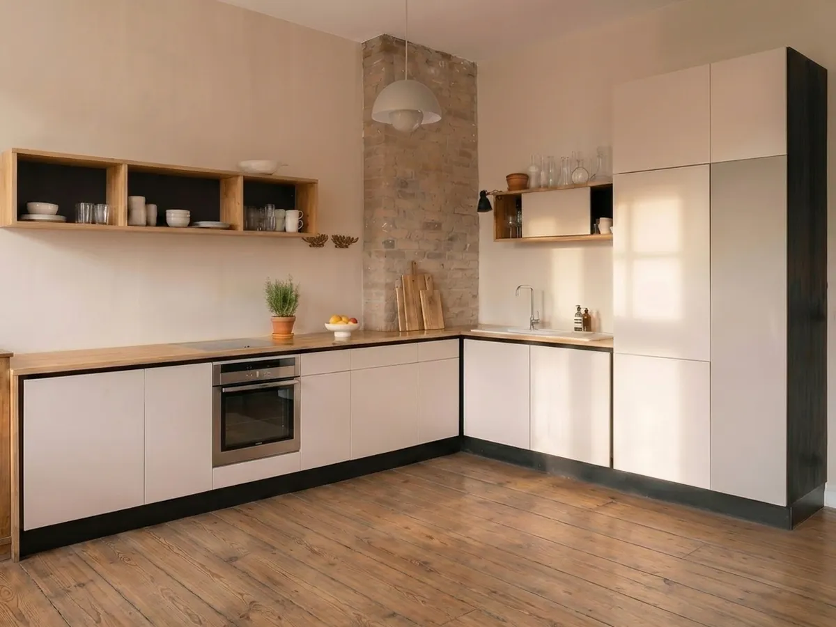 L-förmige Küche Berlin Kreuzberg mit Rüstervollholz-Arbeitsplatte, Linoleum beschichteten MDF-Fronten und Hängeregalen